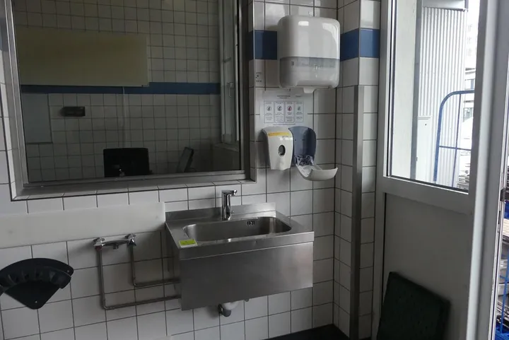 Spülbecken mit Seifen- und Handtuchspender